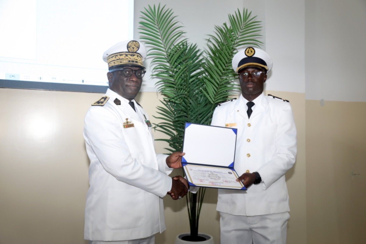 MarineNation_SN's tweet photo. Ce mercredi 29 juillet 2026, le contre-amiral Abdou SENE, Chef d'état-major de la Marine, a présidé, à l’Ecole de la Marine nationale, la cérémonie de fin de formation de la deuxième session du Cours d'application et de spécialisation des officiers de marine (CASOM).
Cette deuxième session a permis la formation de 15 officiers dans six spécialités de la Marine. 

Cette cérémonie marque une étape importante dans le parcours professionnel de ces officiers issus de l'Ecole de la Marine nationale et d'académies étrangères. 
Elle illustre le renforcement de l'autonomie de la Marine dans la formation de cadres hautement qualifiés et aptes à répondre avec efficacité aux exigences opérationnelles contemporaines.