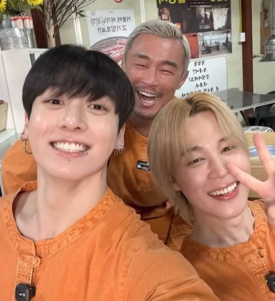 koomiversc's tweet photo. i hate whenever people post the edited version of this picture without mr.choo cause it’s literally so cute 😭 https://t.co/aRWGIhbSGK