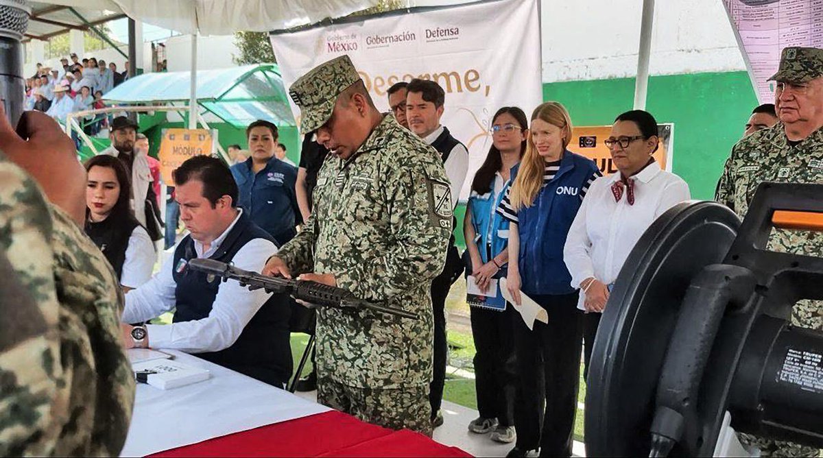 rosaicela_'s tweet photo. Por instrucción de la Presidenta @Claudiashein atendemos la Montaña Alta de #Guerrero con un plan de trabajo integral. Llevamos #SíAlDesarmeSíALaPaz a Olinalá, donde a partir de #hoy y hasta el 3 de agosto estará el módulo en la plaza principal para que la población intercambie de manera anónima y voluntaria armas de fuego por dinero en efectivo. Gracias a @Defensamx1 por contribuir a terminar con el peligro que representan. 🇲🇽 @ONUDHmexico @AcnurMexico @EvelynSalgadoP @RocioBarcenaM @arturomedinap