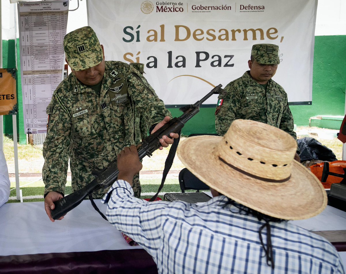 rosaicela_'s tweet photo. Por instrucción de la Presidenta @Claudiashein atendemos la Montaña Alta de #Guerrero con un plan de trabajo integral. Llevamos #SíAlDesarmeSíALaPaz a Olinalá, donde a partir de #hoy y hasta el 3 de agosto estará el módulo en la plaza principal para que la población intercambie de manera anónima y voluntaria armas de fuego por dinero en efectivo. Gracias a @Defensamx1 por contribuir a terminar con el peligro que representan. 🇲🇽 @ONUDHmexico @AcnurMexico @EvelynSalgadoP @RocioBarcenaM @arturomedinap