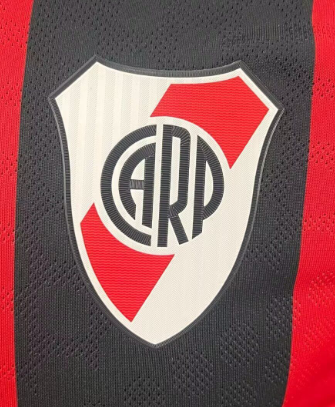 chiki_rp's tweet photo. No vi a nadie que lo haya mencionado, pero en la versión jugador de la camiseta nueva cambiaron los materiales del escudo. No se a que se debe pero es un detalle distinto. https://t.co/EEFYtGyOKR