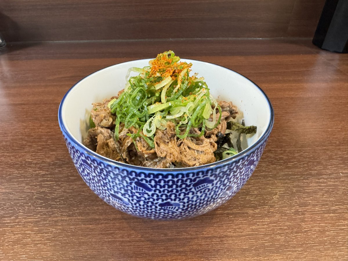 hiramatsu_agui's tweet photo. 本日より

キャッシュレス限定
「ウチモモかぶりめし」550円

提供致します。
1日10食程度です。

ローストビーフ用のウチモモを成形する際に出るかぶりを圧力鍋で炊き柔らかくしたものをほぐしてご飯に乗せました。
材料ある間提供します。
売り切れの際はご容赦ください。
よろしくお願いします。 https://t.co/xL6VkKW599
