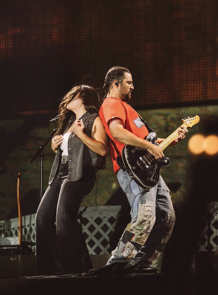 gigiperezdaily's tweet photo. gigi and noah during their she calls me back duet on tour, captured by @/paulinebo.de https://t.co/vXWATZ9RUB