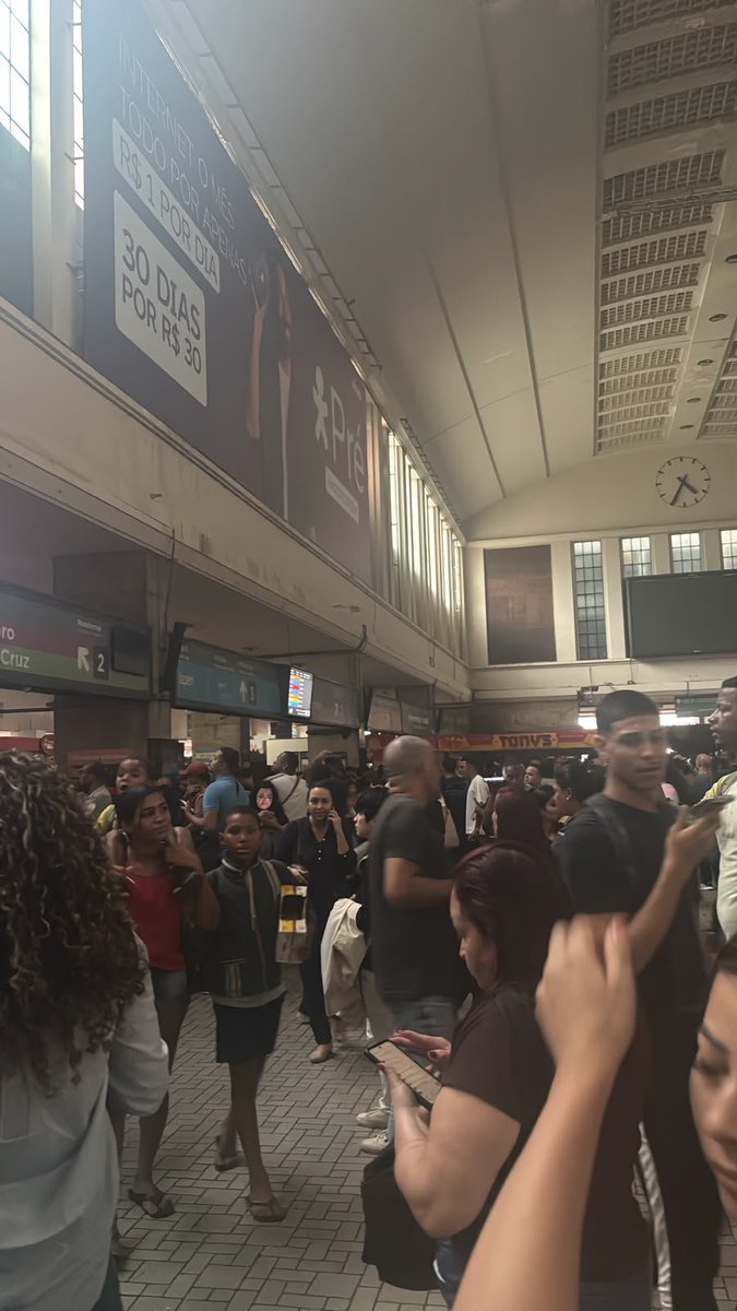 RevistaFonFon's tweet photo. Nosso repórter @DinisQuaderna acompanha de perto o caos formado pela ventania que acontece pela cidade.

Os ramais da Supervia e do MetroRio estão temporariamente sem funcionamento devido a instabilidade da rede elétrica. https://t.co/vRvrcD4veD