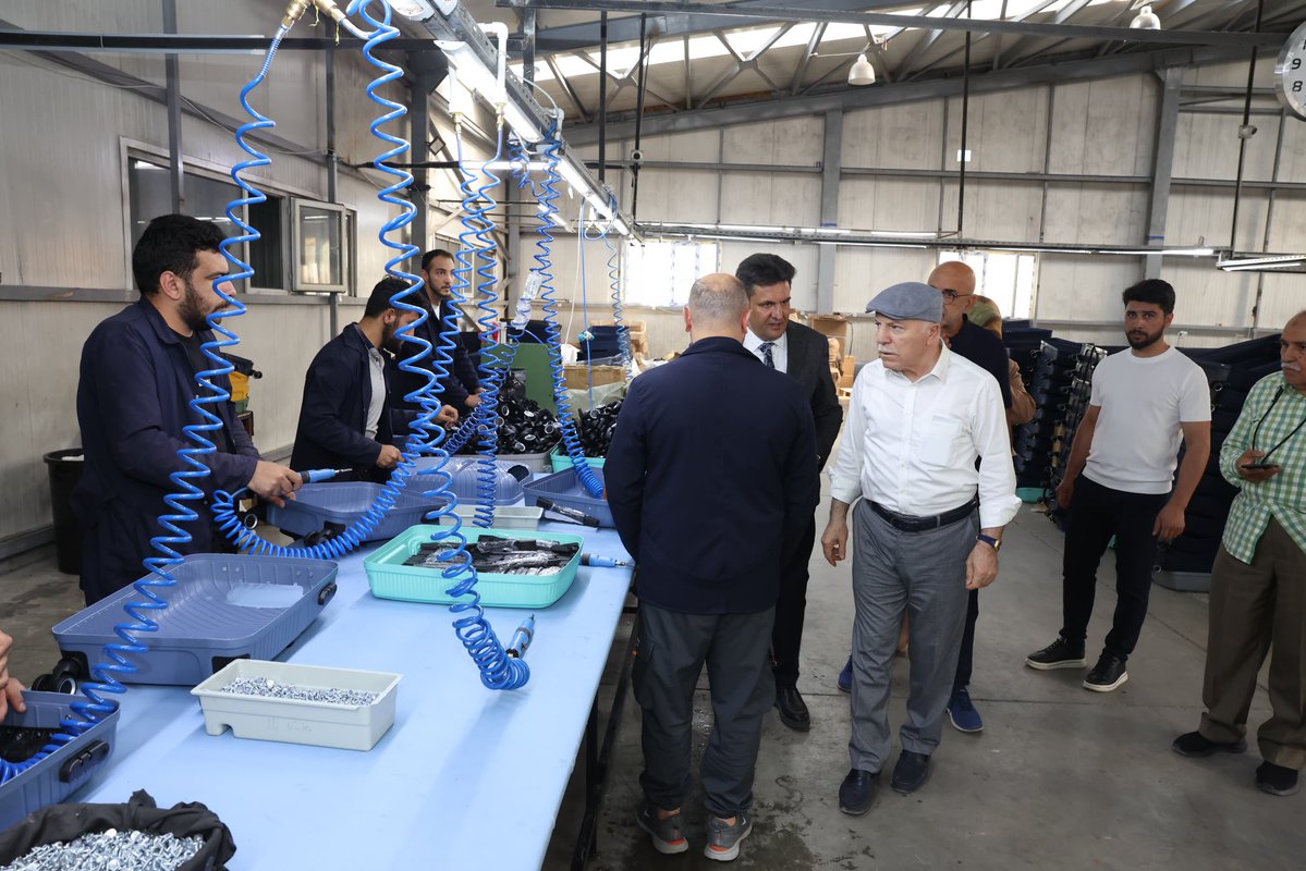 mehmetsekmen's tweet photo. Organize Sanayi Bölgemizde faaliyet gösteren Erzen Valiz ve Çanta Üretim Tesisi’mizi ziyaret ederek yürütülen çalışmalar hakkında bilgi aldık. 

Üreten, istihdam sağlayan ve ekonomimize katkı sunan tüm işletmelerimizin yanında olmaya devam ediyoruz. https://t.co/08JK93Jw02