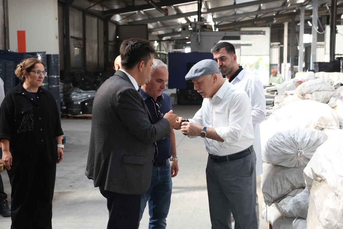 mehmetsekmen's tweet photo. Organize Sanayi Bölgemizde faaliyet gösteren Erzen Valiz ve Çanta Üretim Tesisi’mizi ziyaret ederek yürütülen çalışmalar hakkında bilgi aldık. 

Üreten, istihdam sağlayan ve ekonomimize katkı sunan tüm işletmelerimizin yanında olmaya devam ediyoruz. https://t.co/08JK93Jw02