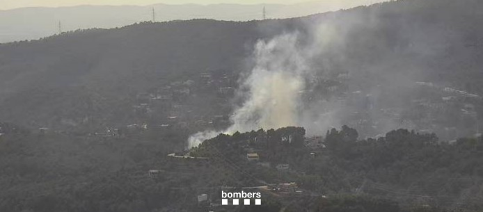 bomberscat's tweet photo. A Canyelles (avís 17.04h @112) #bomberscat treballem amb 9 dotacions terrestres i 2 #MAER per un incendi de vegetació forestal. De moment s'ha demanat el confinament de Canyelles (centre) i les urbanitzacions properes. https://t.co/N4jWpqxECi