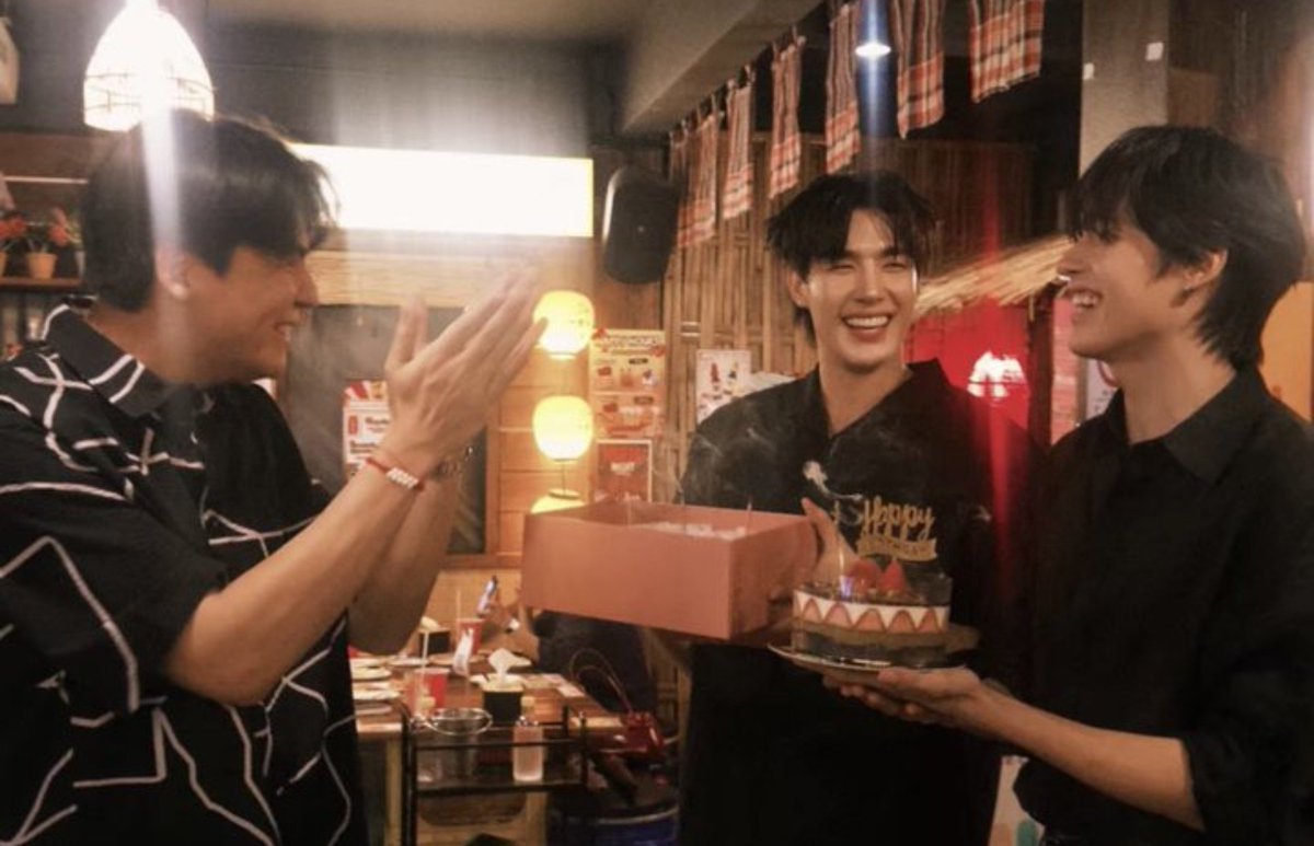 04JJMe's tweet photo. พี่ตี๋คือไม่มองหน้าเจ้าของวันเกิดด้วยซ้ำ จะมอ��แต่น้องอยู่อย่าง สรุปวันเกิดใครนิ555 https://t.co/O6LLawFRix