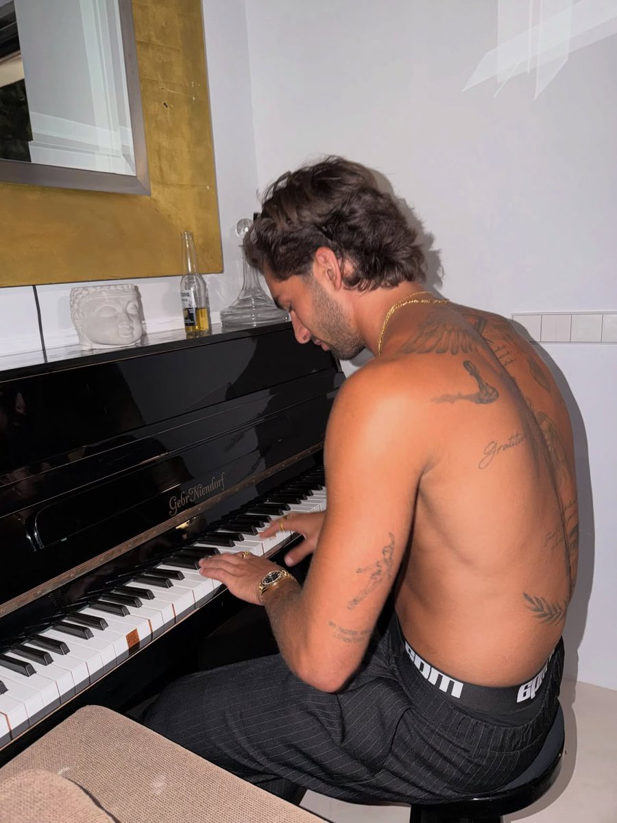 scuderiaslovely's tweet photo. His hair, his back, him playing the piano, he's so perfect https://t.co/7Ls1ciqBNs