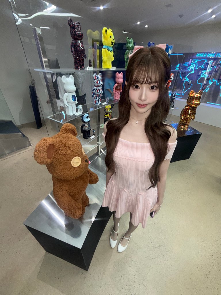 xiiyu's tweet photo. what will u choose? me or this teddy bear? https://t.co/3pOH9LyqjE