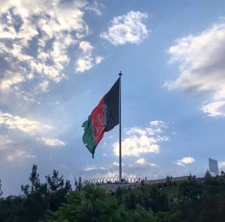Sec_ret25's tweet photo. روز ملی پرچم سه‌رنگ افغانستان گرامی باد.✌🏻🇦🇫

برای فرزندان دلیر وطن که این روزها شب و روز برای #آزادی کشور از دست گروه مزدور ایستاده‌اند و از هیچ تلاشی دریغ نمی‌کنند دعا کنید.

هیچ شبی ابدی نیست؛ این بیرق روزی دوباره با افتخار در آسمان وطن به اهتزار در خواهد آمد انشاءالله. https://t.co/q9ufGbdngi