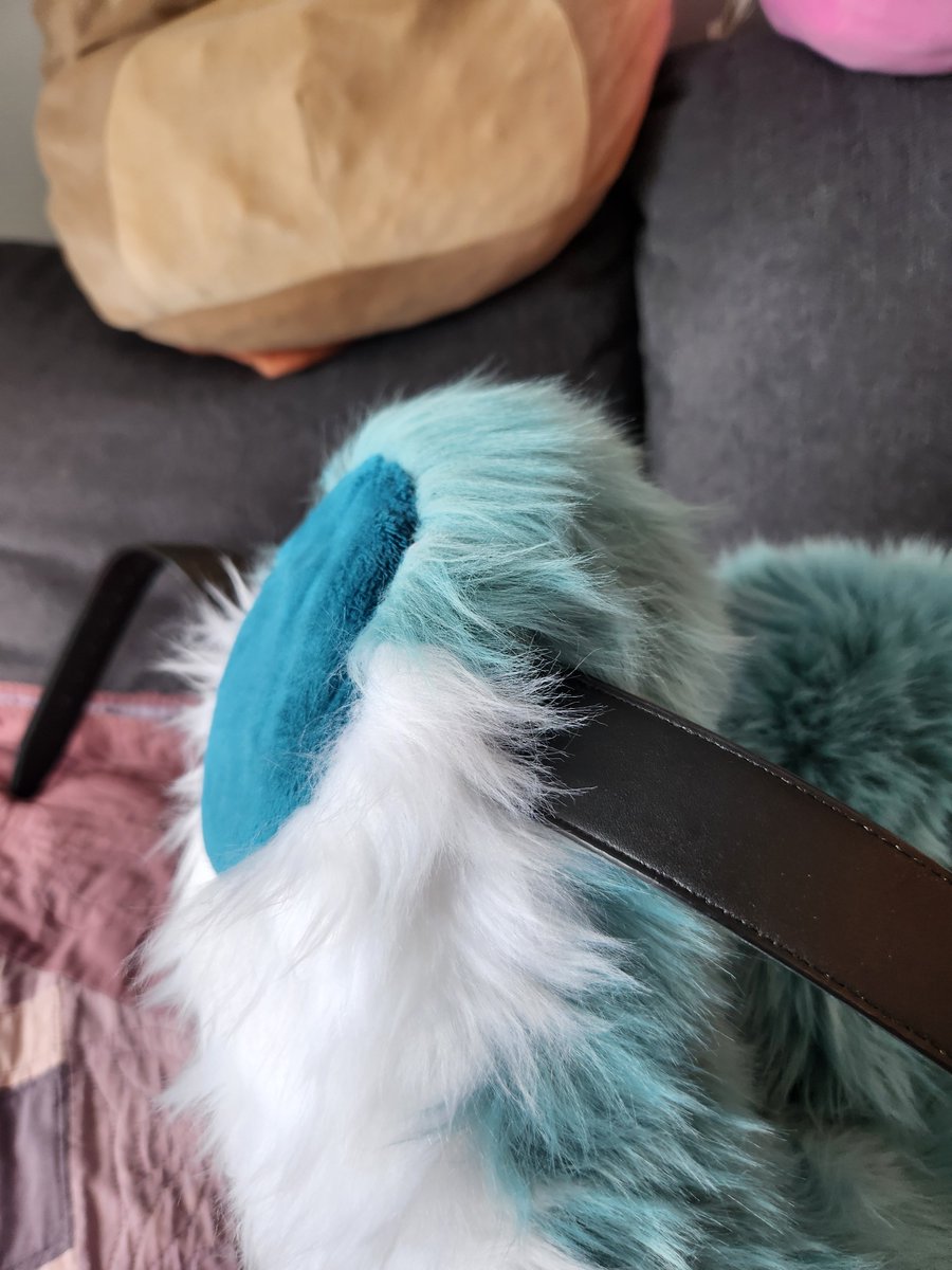 Fever_dreamless's tweet photo. big curl... 🐶 🐌 
#Furry #fursuit #fursuitmaker #fursuittail #tail https://t.co/oXfywv0Q7M