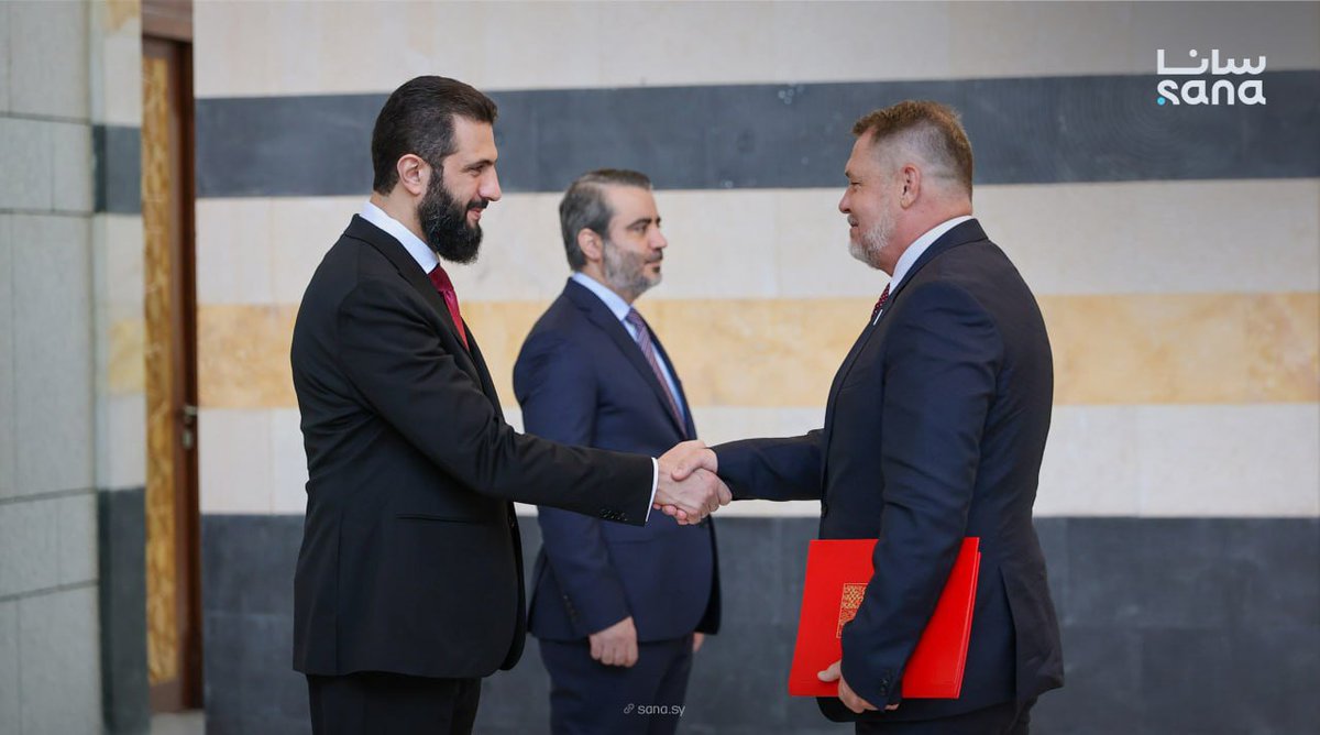 SyrianManNews's tweet photo. الرئيس أحمد الشرع يستقبل أوراق اعتماد سفير التشيك فيتسلاف بيفونكا، خلال مراسم رسمية في قصر الشعب بدمشق، بحضور وزير الخارجية أسعد الشيباني.
#سوريا_الجديدة https://t.co/9iqjqZ6vE4