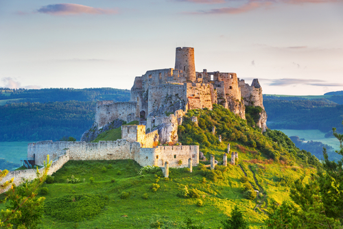 decastell's tweet photo. Fun Castle Fact: Spis Castle
Did you know that Spis Castle is  a "concentric" fortress with layers like an onion? Breaking one wall just trapped the enemy in a "killing zone" viewed from the wall above.
Location: Žehra, Slovakia
Renaissance Remodel: 1500s
#castlefact #historyfact https://t.co/wvgM9PYcxx