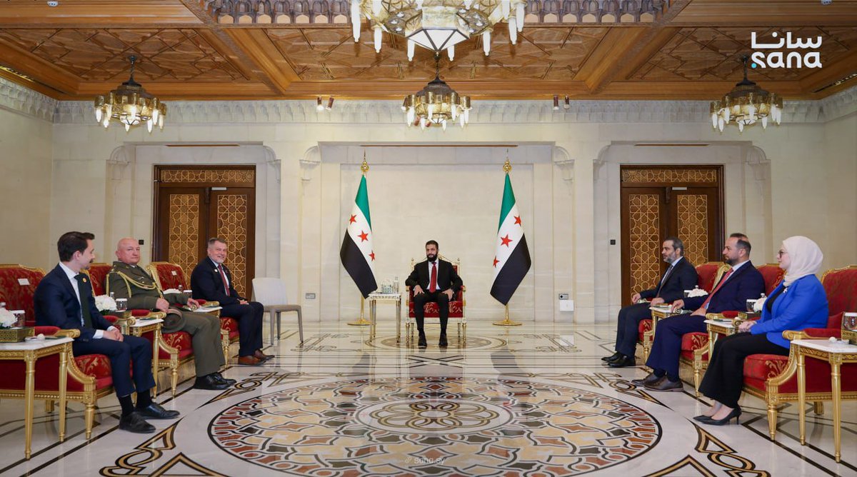 SyrianManNews's tweet photo. الرئيس أحمد الشرع يستقبل أوراق اعتماد سفير التشيك فيتسلاف بيفونكا، خلال مراسم رسمية في قصر الشعب بدمشق، بحضور وزير الخارجية أسعد الشيباني.
#سوريا_الجديدة https://t.co/9iqjqZ6vE4