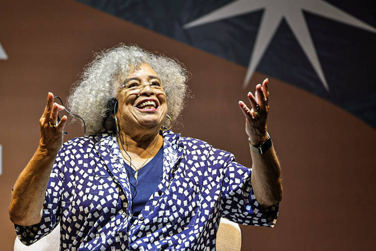jornalnota's tweet photo. “Somos mais fortes do que aqueles que fingem nos governar. Não temos consciência da nossa força porque nossa concepção de poder está ligada àqueles que elegemos”

Angela Davis, 
durante a Flip 2026 https://t.co/FmO1hkWkno