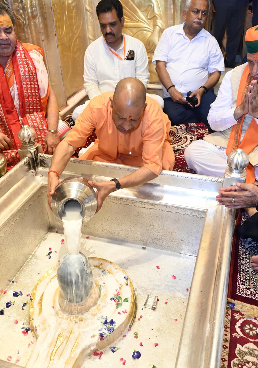 CMOfficeUP's tweet photo. मुख्यमंत्री @myogiadityanath जी ने आज वाराणसी में 'काशी के कोतवाल' श्री काल भैरव जी एवं बाबा विश्वनाथ जी के दर्शन-पूजन कर प्रदेशवासियों के कल्याण की कामना की। https://t.co/EgzaDmElSP