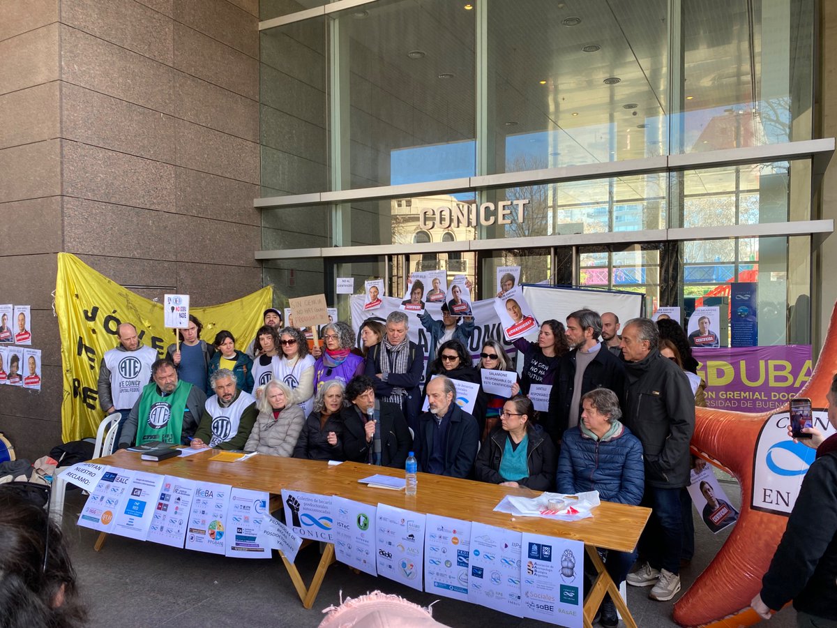 HallucigeniaOK's tweet photo. #Ahora en el Polo Cientifico. El viernes se quedan afuera de CONICET 400 personas altamente calificadas.
Estan destruyendo el sistema cientifico y con ello nuestro futuro https://t.co/qbZi3jdol2