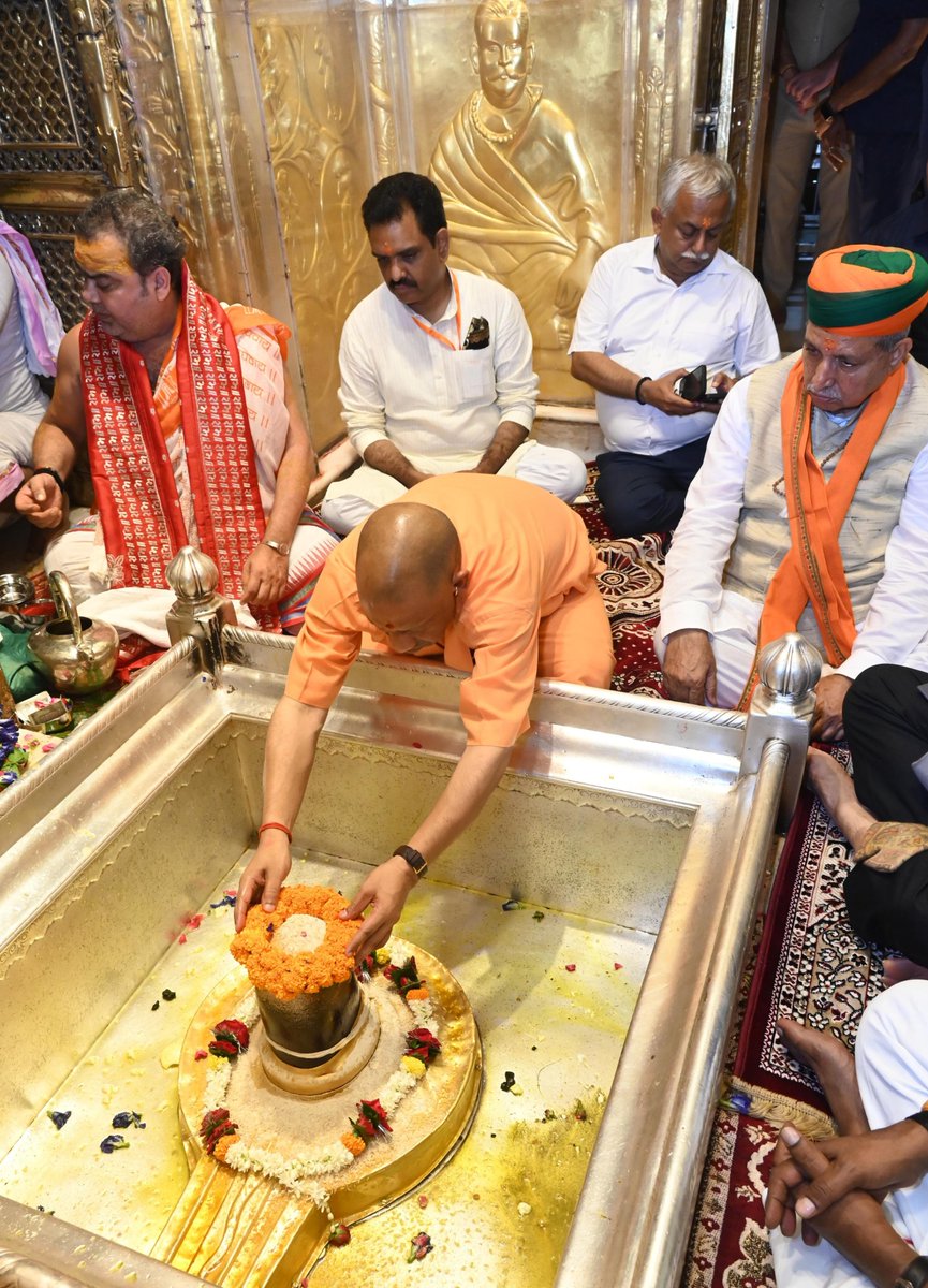 CMOfficeUP's tweet photo. मुख्यमंत्री @myogiadityanath जी ने आज वाराणसी में 'काशी के कोतवाल' श्री काल भैरव जी एवं बाबा विश्वनाथ जी के दर्शन-पूजन कर प्रदेशवासियों के कल्याण की कामना की। https://t.co/EgzaDmElSP