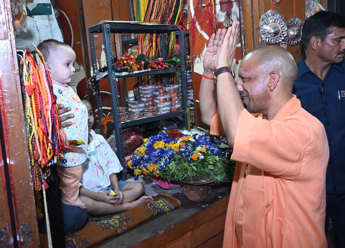 CMOfficeUP's tweet photo. मुख्यमंत्री @myogiadityanath जी ने आज वाराणसी में 'काशी के कोतवाल' श्री काल भैरव जी एवं बाबा विश्वनाथ जी के दर्शन-पूजन कर प्रदेशवासियों के कल्याण की कामना की। https://t.co/EgzaDmElSP