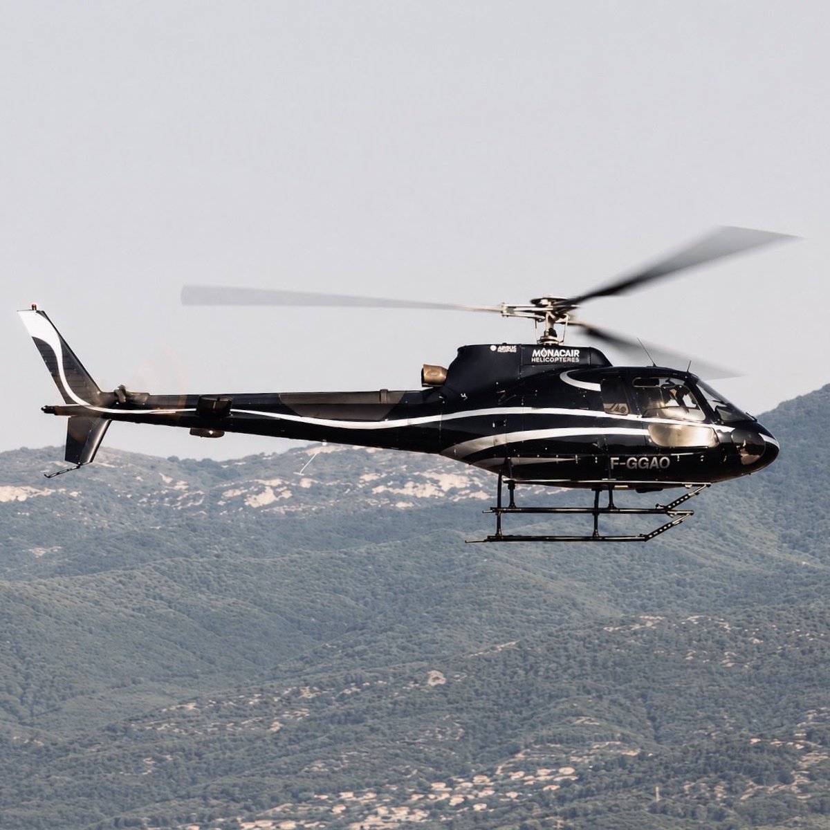 ChrisChalier's tweet photo. Entre le 29 juillet et le 15 août il se peut que vous aperceviez dans le ciel mouansois cet hélicoptère à basse altitude. Pas d’inquiétude, cette société est chargée par Enedis d’inspecter les lignes électriques HTA situées sur notre commune. 🚁 immatriculé F-GGAO #mouanssartoux https://t.co/3Uk4NRYMFQ