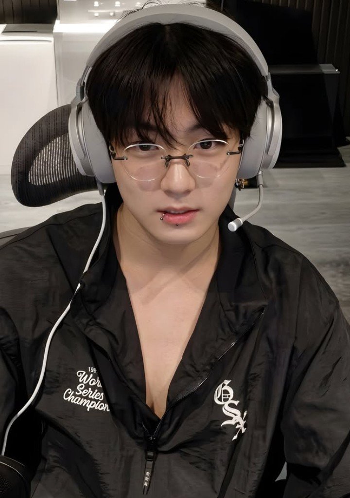 97Jungukk's tweet photo. Your eyes are a deep ocean in which I am lost! https://t.co/ZRp6bVCaT9