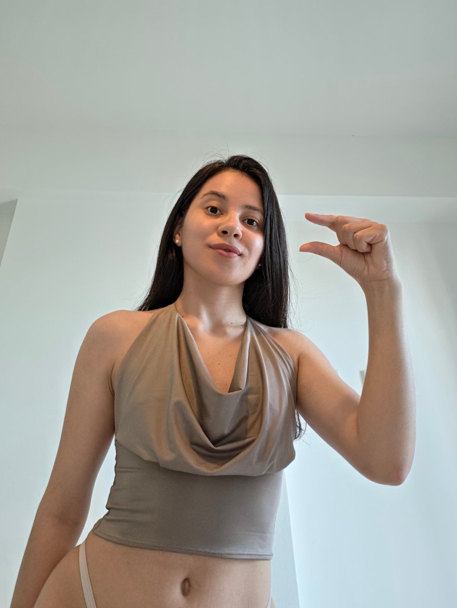 Brinafd_'s tweet photo. You can barely see what you have between your legs. Could you show it? 🥜😂

#SPH https://t.co/raXDNEHewF