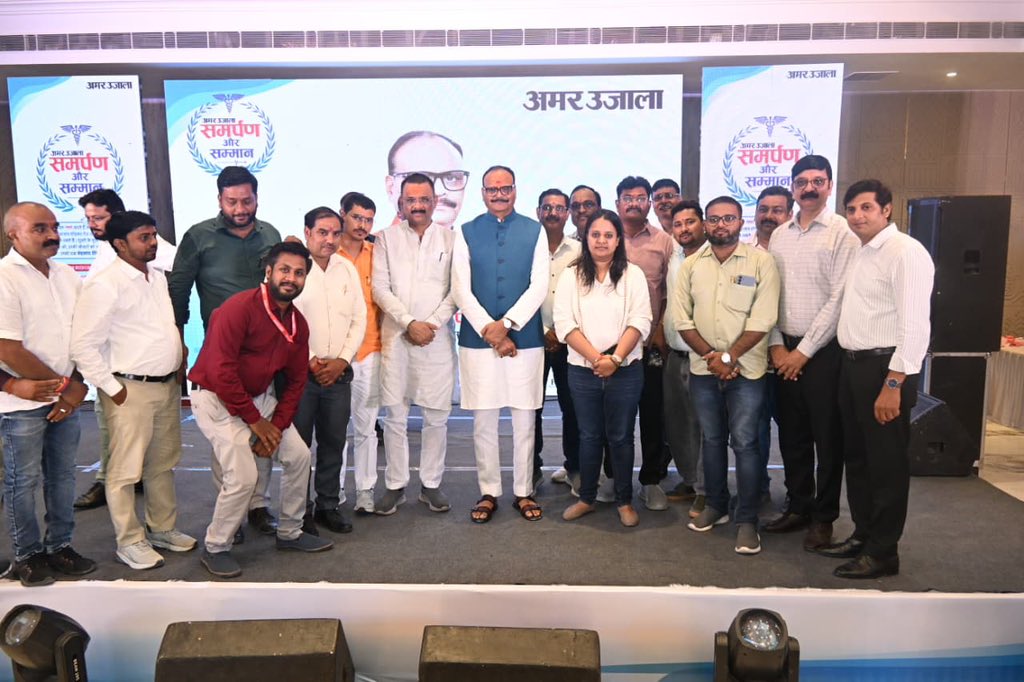 upmita's tweet photo. समर्पण और सम्मान…

Team Amar Ujala @brajeshpathakup @AU_VaranasiNews https://t.co/vsJnCZw1os