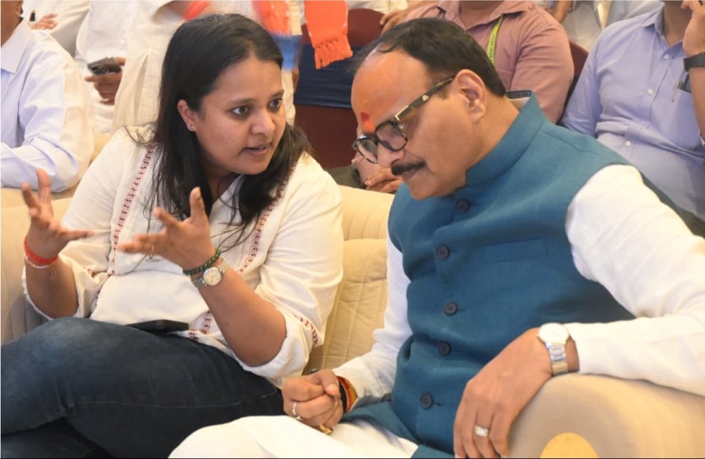 upmita's tweet photo. समर्पण और सम्मान…

Team Amar Ujala @brajeshpathakup @AU_VaranasiNews https://t.co/vsJnCZw1os