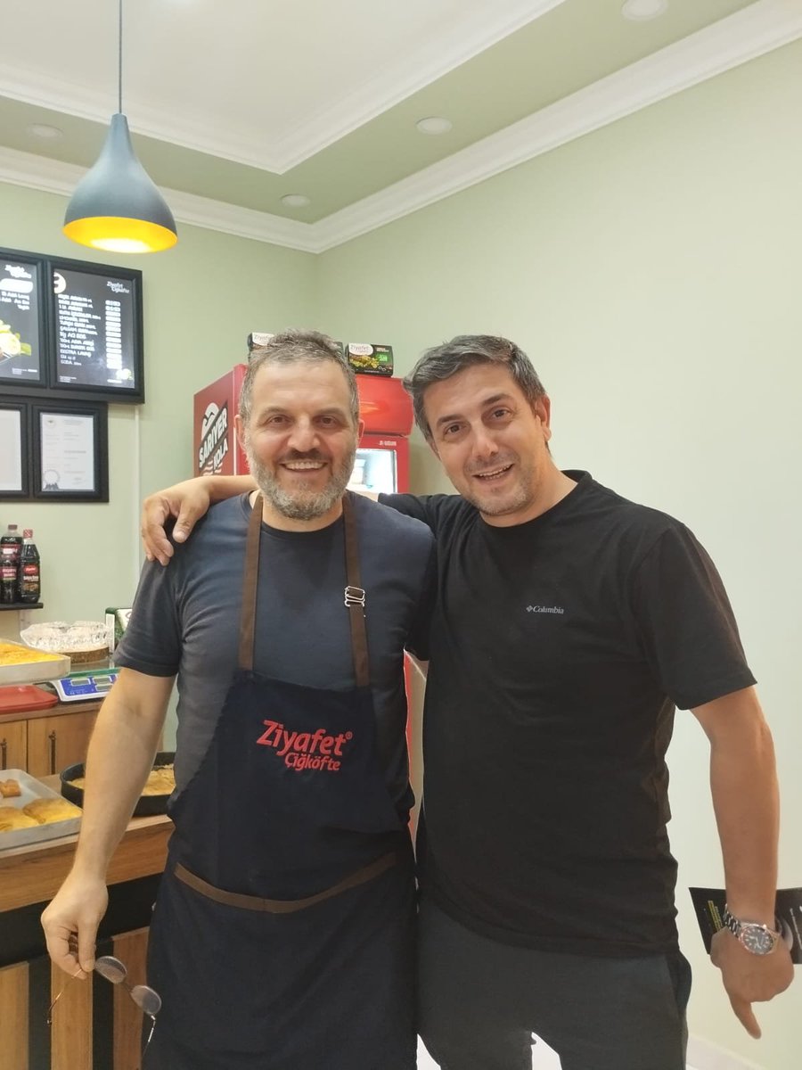 byfreemad's tweet photo. Bugün Trabzon Dernekpazarı’ndaki ekmek teknemizde sürpriz bir misafirimiz vardı! 

1967 Trabzonsporlular Derneği Başkanı, Yusuf Ünal Kardeşim, meşhur mısır unlu baklavamızın tadına bakmaya geldi. 

Kendisi sadece bir misafir değil, artık gönlümde bir kardeş oldu. 

Sadece bir lezzet değil, güzel bir dostluk ve kardeşlik kazandık. Ziyaretin için teşekkürler başkanım.

Trabzonspor’un gücü, dostluğun samimiyeti...