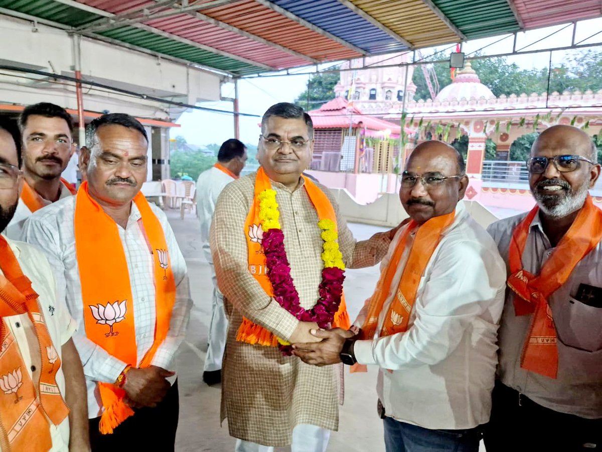 BJPKiritsinh's tweet photo. ભારતીય જનતા પાર્ટીના અનુસૂચિત જાતિ મોરચાના હોદ્દેદારો અને કાર્યકર્તાઓ તથા નેસડા ગામના આગેવાનો અને ગ્રામજનોએ ઉપસ્થિત રહી કાર્યક્રમને ભવ્યતા બક્ષી.

સંત શિરોમણી શ્રી ગુરુ રવિદાસ મહારાજના દર્શાવેલા સમરસતા અને માનવતાના માર્ગ પર ચાલવાનો સંકલ્પ જ સમાજના ઉજ્જવળ ભવિષ્યનો સાચો આધાર છે. 🪔 https://t.co/MFqbqAhNKp
