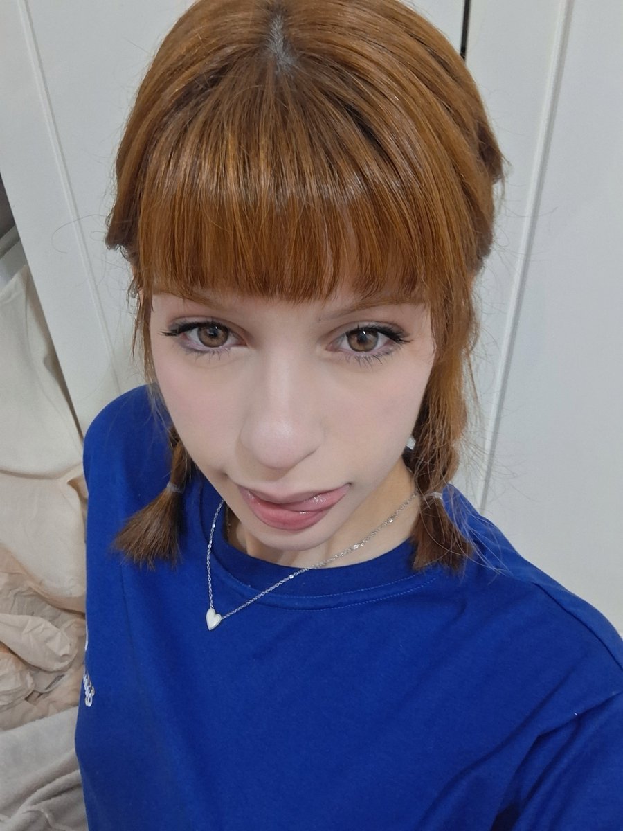 mayaoleite's tweet photo. me maquiando no chão pra ir trabalhar naoooo https://t.co/MuTXg7ZhIJ