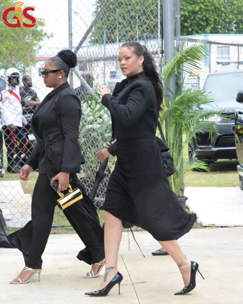 FentyHeadlines's tweet photo. Rihanna in Barbados today for the funeral of the late National Hero, The Right Excellent Sir Garfield Sobers  🇧🇧

📸@gisbarbados &amp; @nationbarbados https://t.co/BT2XZj3QZO