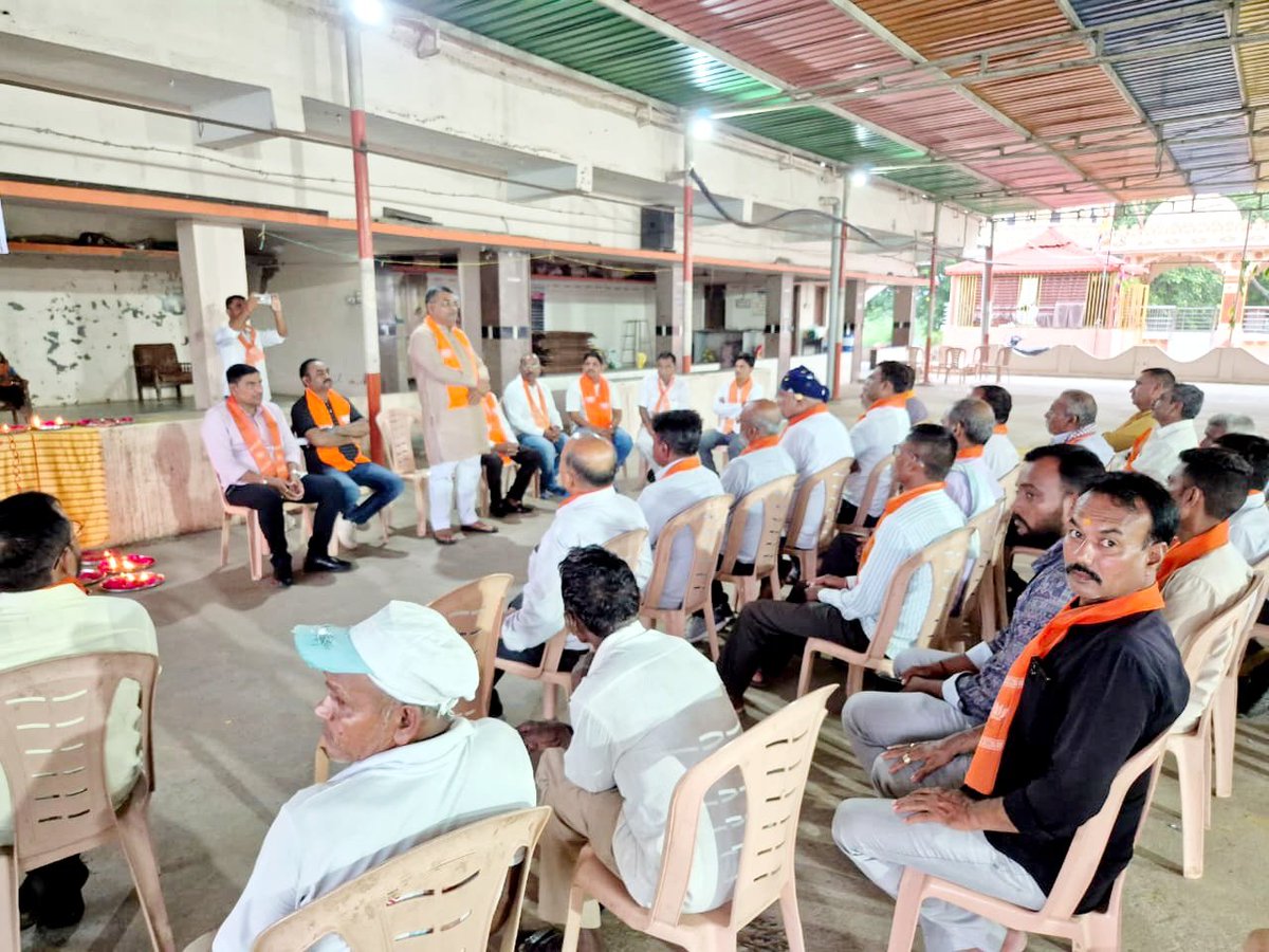 BJPKiritsinh's tweet photo. ભારતીય જનતા પાર્ટીના અનુસૂચિત જાતિ મોરચાના હોદ્દેદારો અને કાર્યકર્તાઓ તથા નેસડા ગામના આગેવાનો અને ગ્રામજનોએ ઉપસ્થિત રહી કાર્યક્રમને ભવ્યતા બક્ષી.

સંત શિરોમણી શ્રી ગુરુ રવિદાસ મહારાજના દર્શાવેલા સમરસતા અને માનવતાના માર્ગ પર ચાલવાનો સંકલ્પ જ સમાજના ઉજ્જવળ ભવિષ્યનો સાચો આધાર છે. 🪔 https://t.co/MFqbqAhNKp