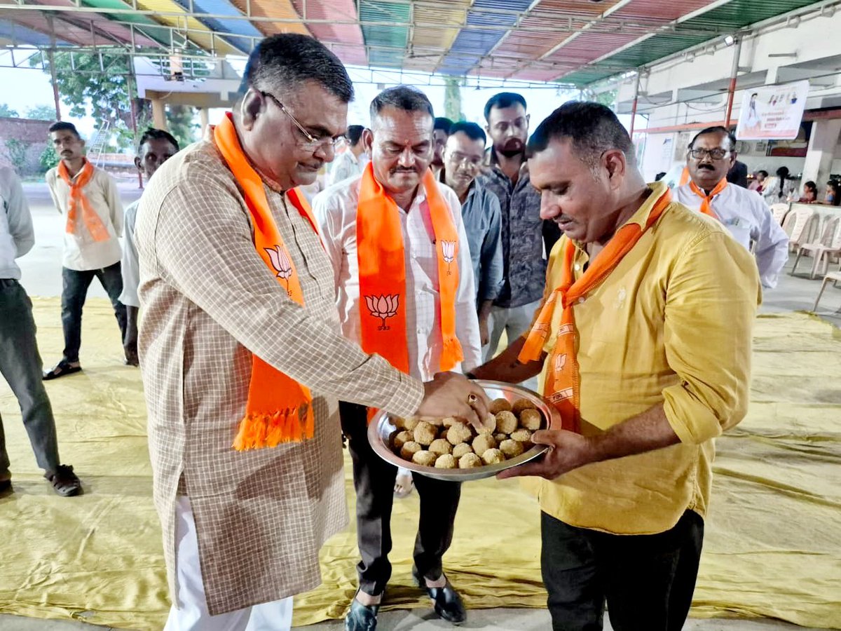 BJPKiritsinh's tweet photo. ભારતીય જનતા પાર્ટીના અનુસૂચિત જાતિ મોરચાના હોદ્દેદારો અને કાર્યકર્તાઓ તથા નેસડા ગામના આગેવાનો અને ગ્રામજનોએ ઉપસ્થિત રહી કાર્યક્રમને ભવ્યતા બક્ષી.

સંત શિરોમણી શ્રી ગુરુ રવિદાસ મહારાજના દર્શાવેલા સમરસતા અને માનવતાના માર્ગ પર ચાલવાનો સંકલ્પ જ સમાજના ઉજ્જવળ ભવિષ્યનો સાચો આધાર છે. 🪔 https://t.co/MFqbqAhNKp