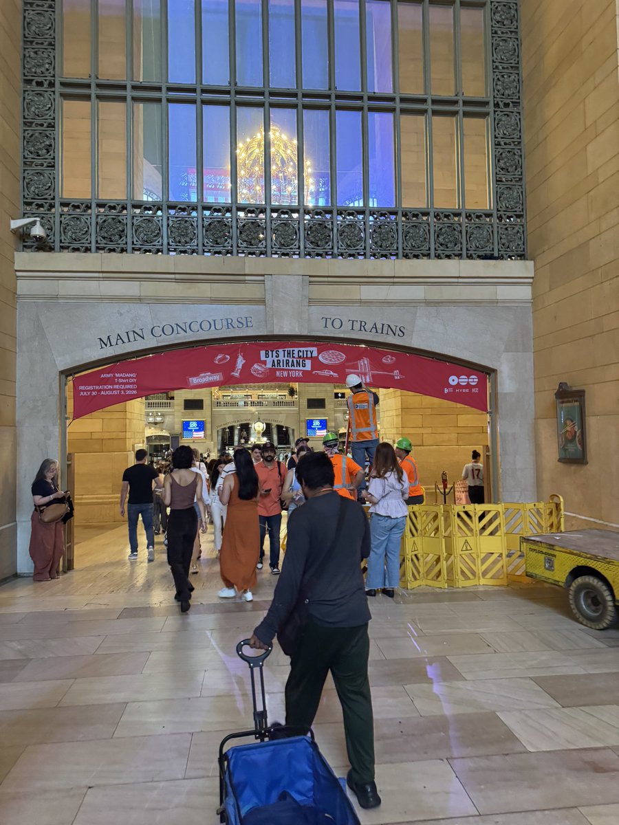 cantorpedia's tweet photo. Grand Central Station getting ready for the BTS takeover https://t.co/adRABN8AxA
