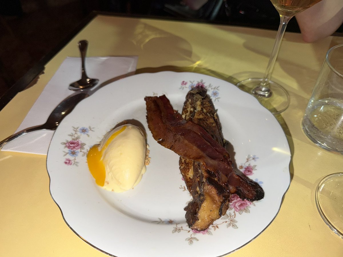 ezequielduartte's tweet photo. Ayer fui al evento de Acido x Trescha, una locura cada plato y la búsqueda en si que tuvieron con cada uno, el precio obviemoslo,  era un evento de 2 cocineros con mucho reconocimiento

El helado de huevo frito no tenia sentido, ahora me queda pendiente ir al Acido normal https://t.co/UjpOIkPr4O