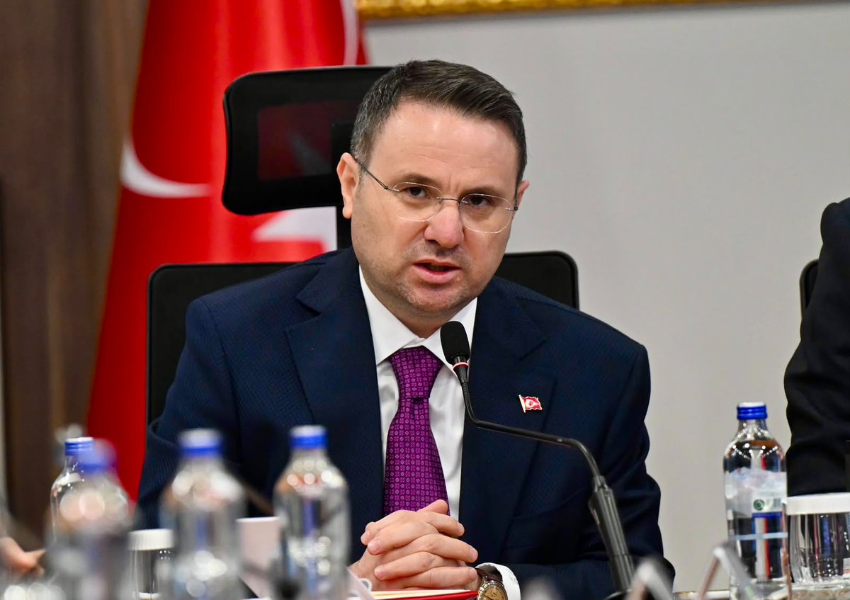 abakingurlek's tweet photo. İçişleri Bakanımız Sayın @mustafaciftcitr’nin ev sahipliğinde, Gençlik ve Spor Bakanımız Sayın @OA_BAK’ın katılımıyla düzenlenen Spor Güvenliği Değerlendirme Toplantısı’nda, 2026-2027 futbol sezonunda spor güvenliğinin sağlanmasına yönelik alınacak tedbirleri kapsamlı şekilde ele aldık.

Müsabakaların sporun birleştirici ruhuna ve centilmenlik anlayışına uygun şekilde gerçekleştirilmesi, taraftarlarımızın spor etkinliklerine huzur ve güven içinde katılabilmesi amacıyla atılacak adımları değerlendirdik.

Spor alanlarında suç teşkil eden, saha içinde, tribünlerde, stat çevresinde ve sosyal medyada şiddeti, hakareti ve provokasyonu körükleyen eylemlere karşı ilgili kurumlarımızın güçlü iş birliğiyle daha etkin mücadele edeceğiz.

Alınan kararların ülkemize, milletimize ve spor camiamıza hayırlı olmasını diliyorum.