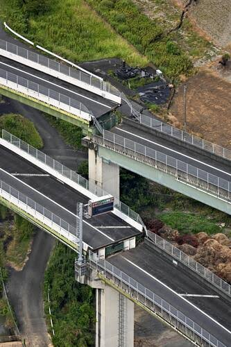 SxSxS_Black's tweet photo. @kindanpolitics 阪神淡路大震災を象徴するこの写真は
日本人の多くが知っているハズだ

30年前の教訓を活かし、
日本の建築技術の粋を結集して造り上げたのが
大規模崩落を防ぐ耐震橋梁構造である

斯くして、熊本の橋は見事に踏み止まった

建築業者に送るべきは賛辞であって
断じて侮蔑などではない https://t.co/aNTFb4V3mk