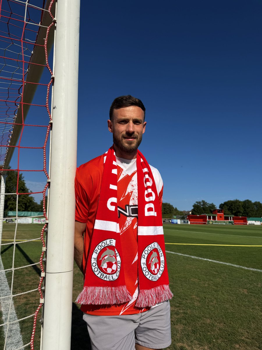 PooleTownFC's tweet photo. Red and white suits you, @BradTarbuck1😉

#COYD🐬 https://t.co/9vJj1JBauF