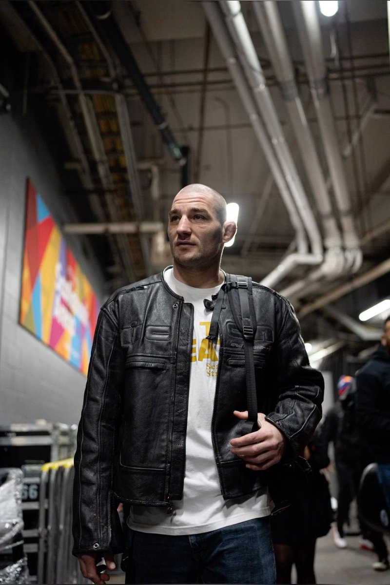 FrenchRapUS's tweet photo. 🚨🇮🇱 Le combattant de MMA Sean Strickland explique pourquoi il a radicalement changé de position sur Israël : 

🗣️ « Après le 11 septembre, j’ai grandi avec l’idée que les musulmans étaient les méchants. J’ai été influencé par cette propagande, et après le 7 octobre, j’étais dans le même état d’esprit : “Allez récupérer les otages.”

Aujourd’hui, je pense qu’Israël savait que le 7 octobre allait arriver. Avec leur niveau de surveillance, je ne crois pas qu’ils n’aient rien vu.

Quand je vois leur réaction, j’ai l’impression qu’ils avaient besoin que cela se produise pour justifier ce qui a suivi.

En regardant Gaza, je ne vois pas des terroristes, je vois des enfants et des civils sous les décombres. Ce territoire est devenu un champ de ruines.

À mes yeux, Israël est en train de commettre un génocide. »