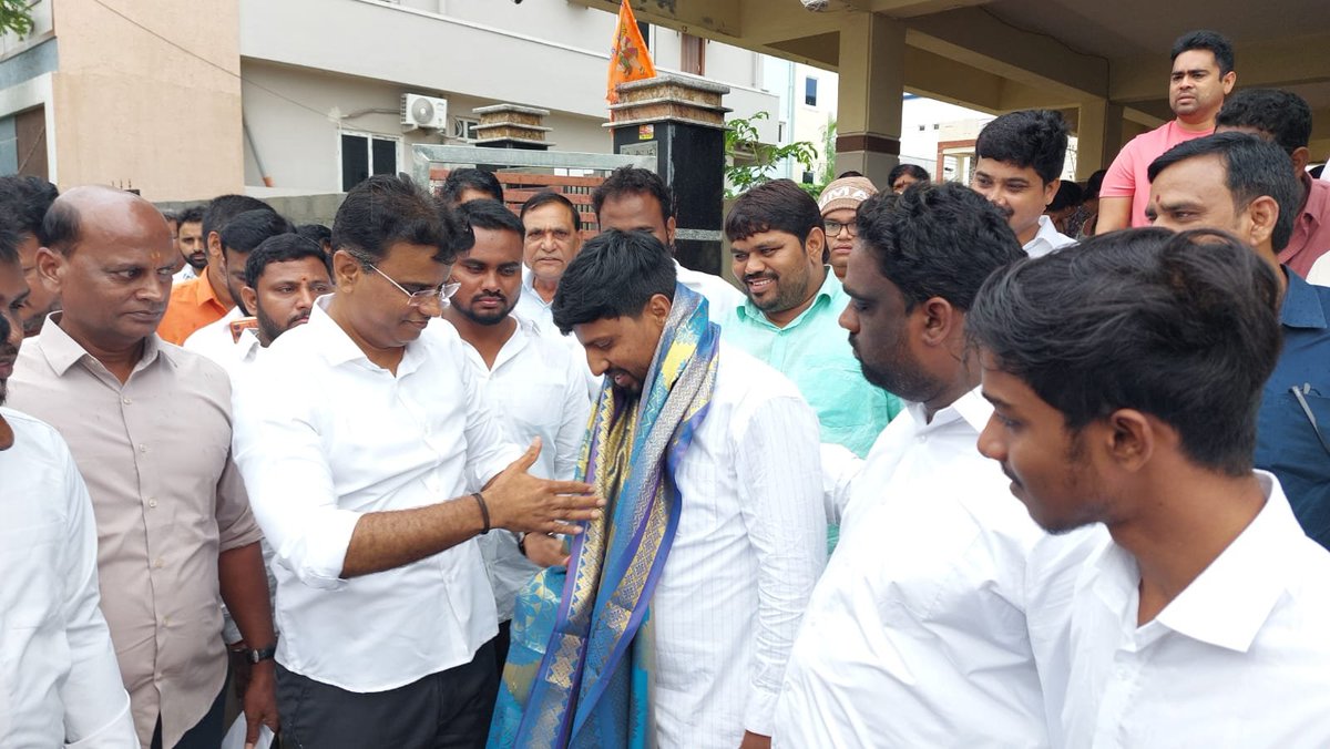 MdMosinTrsv's tweet photo. Birthday celebration with @kp_vivekanand Boss hatrick MLA Quthbullapur 
@BRSparty 
@KTRBRS 
@GelluSrinuBRS 
@ShafiTrsv https://t.co/wGVYFMzkuX