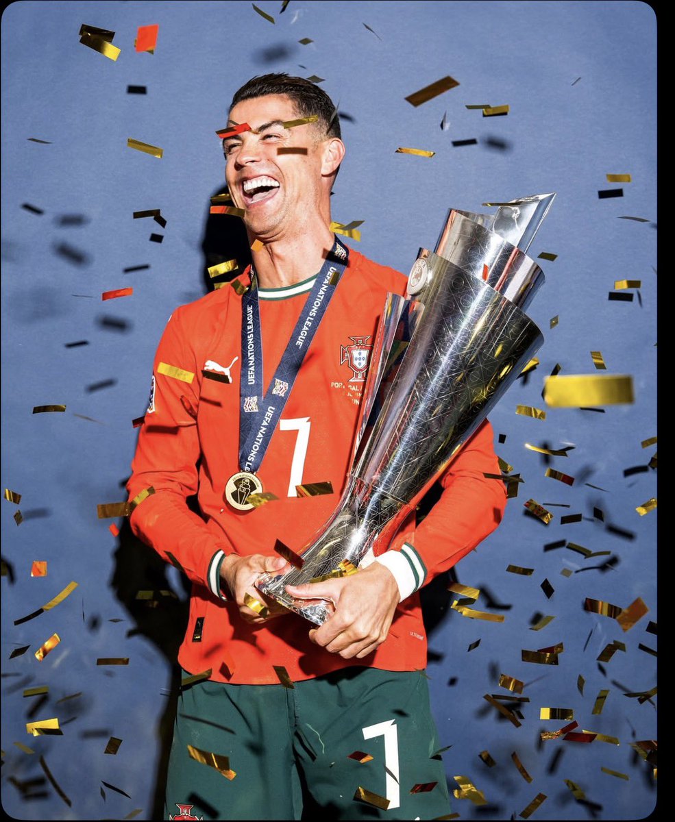 Grandsoncr7's tweet photo. Ronaldo and Messi vs. Spain at 39.

Ronaldo.                                Messi https://t.co/MvFERahYgJ