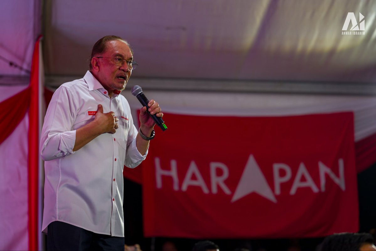 anwaribrahim's tweet photo. Di Sikamat, saya tegaskan komitmen HARAPAN untuk terus membela kebajikan seluruh rakyat tanpa mengira kaum, sama ada Melayu, Cina, India, Orang Asli mahupun kaum-kaum lain. 

Kita kekal teguh mempertahankan hak orang Melayu dan Bumiputera serta menegakkan syiar Islam, sebagaimana yang telah dibuktikan di Negeri Sembilan di bawah pentadbiran saudara Aminuddin Harun. Namun, ini tidak dilakukan dengan menafikan hak kaum lain.

Membela orang Melayu bukan hanya dengan melaungkan “Hidup Melayu”, kemudian menghina dan mempertikai kesetiaan orang Cina dan India terhadap tanah air ini. Keadilan mesti ditegakkan untuk semua. Setiap rakyat yang setia dan berbakti mempunyai tempat dalam negara ini.

Saya merayu agar rakyat terus memberikan mandat kepada HARAPAN di Negeri Sembilan. Kita telah membuktikan keupayaan membangunkan negeri ini, mencatat pelaburan tertinggi dalam sejarah, mengurus pentadbiran dengan bersih dan amanah, serta memelihara keharmonian dan perpaduan seluruh rakyat.

Insya-Allah dengan mandat yang kukuh, kita akan meneruskan kecemerlangan ini dan mengangkat Negeri Sembilan ke tahap yang lebih tinggi demi kesejahteraan seluruh rakyat.

🔺🚩

#KekalHARAPAN 
#UndiHARAPAN
