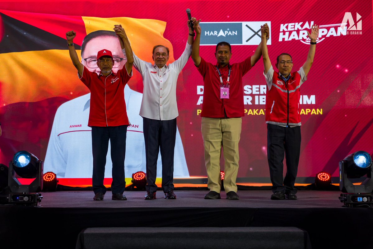 anwaribrahim's tweet photo. Di Sikamat, saya tegaskan komitmen HARAPAN untuk terus membela kebajikan seluruh rakyat tanpa mengira kaum, sama ada Melayu, Cina, India, Orang Asli mahupun kaum-kaum lain. 

Kita kekal teguh mempertahankan hak orang Melayu dan Bumiputera serta menegakkan syiar Islam, sebagaimana yang telah dibuktikan di Negeri Sembilan di bawah pentadbiran saudara Aminuddin Harun. Namun, ini tidak dilakukan dengan menafikan hak kaum lain.

Membela orang Melayu bukan hanya dengan melaungkan “Hidup Melayu”, kemudian menghina dan mempertikai kesetiaan orang Cina dan India terhadap tanah air ini. Keadilan mesti ditegakkan untuk semua. Setiap rakyat yang setia dan berbakti mempunyai tempat dalam negara ini.

Saya merayu agar rakyat terus memberikan mandat kepada HARAPAN di Negeri Sembilan. Kita telah membuktikan keupayaan membangunkan negeri ini, mencatat pelaburan tertinggi dalam sejarah, mengurus pentadbiran dengan bersih dan amanah, serta memelihara keharmonian dan perpaduan seluruh rakyat.

Insya-Allah dengan mandat yang kukuh, kita akan meneruskan kecemerlangan ini dan mengangkat Negeri Sembilan ke tahap yang lebih tinggi demi kesejahteraan seluruh rakyat.

🔺🚩

#KekalHARAPAN 
#UndiHARAPAN