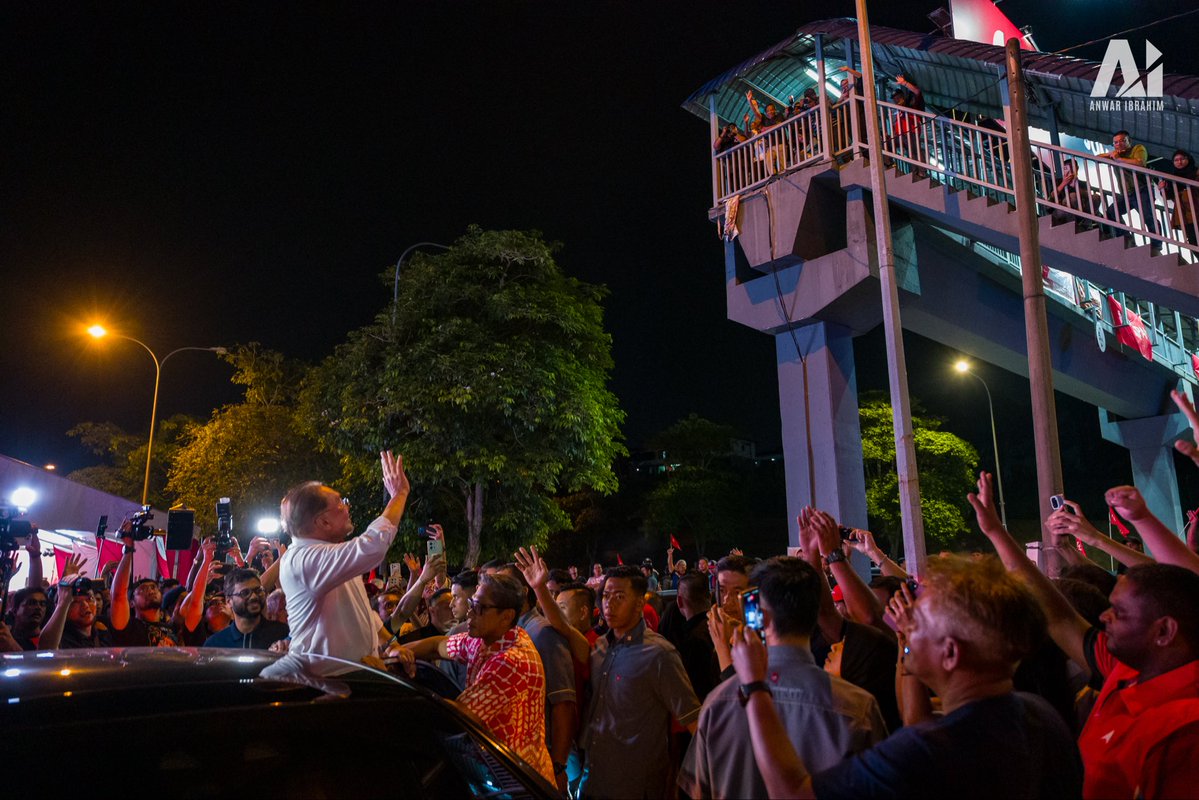 anwaribrahim's tweet photo. Di Sikamat, saya tegaskan komitmen HARAPAN untuk terus membela kebajikan seluruh rakyat tanpa mengira kaum, sama ada Melayu, Cina, India, Orang Asli mahupun kaum-kaum lain. 

Kita kekal teguh mempertahankan hak orang Melayu dan Bumiputera serta menegakkan syiar Islam, sebagaimana yang telah dibuktikan di Negeri Sembilan di bawah pentadbiran saudara Aminuddin Harun. Namun, ini tidak dilakukan dengan menafikan hak kaum lain.

Membela orang Melayu bukan hanya dengan melaungkan “Hidup Melayu”, kemudian menghina dan mempertikai kesetiaan orang Cina dan India terhadap tanah air ini. Keadilan mesti ditegakkan untuk semua. Setiap rakyat yang setia dan berbakti mempunyai tempat dalam negara ini.

Saya merayu agar rakyat terus memberikan mandat kepada HARAPAN di Negeri Sembilan. Kita telah membuktikan keupayaan membangunkan negeri ini, mencatat pelaburan tertinggi dalam sejarah, mengurus pentadbiran dengan bersih dan amanah, serta memelihara keharmonian dan perpaduan seluruh rakyat.

Insya-Allah dengan mandat yang kukuh, kita akan meneruskan kecemerlangan ini dan mengangkat Negeri Sembilan ke tahap yang lebih tinggi demi kesejahteraan seluruh rakyat.

🔺🚩

#KekalHARAPAN 
#UndiHARAPAN