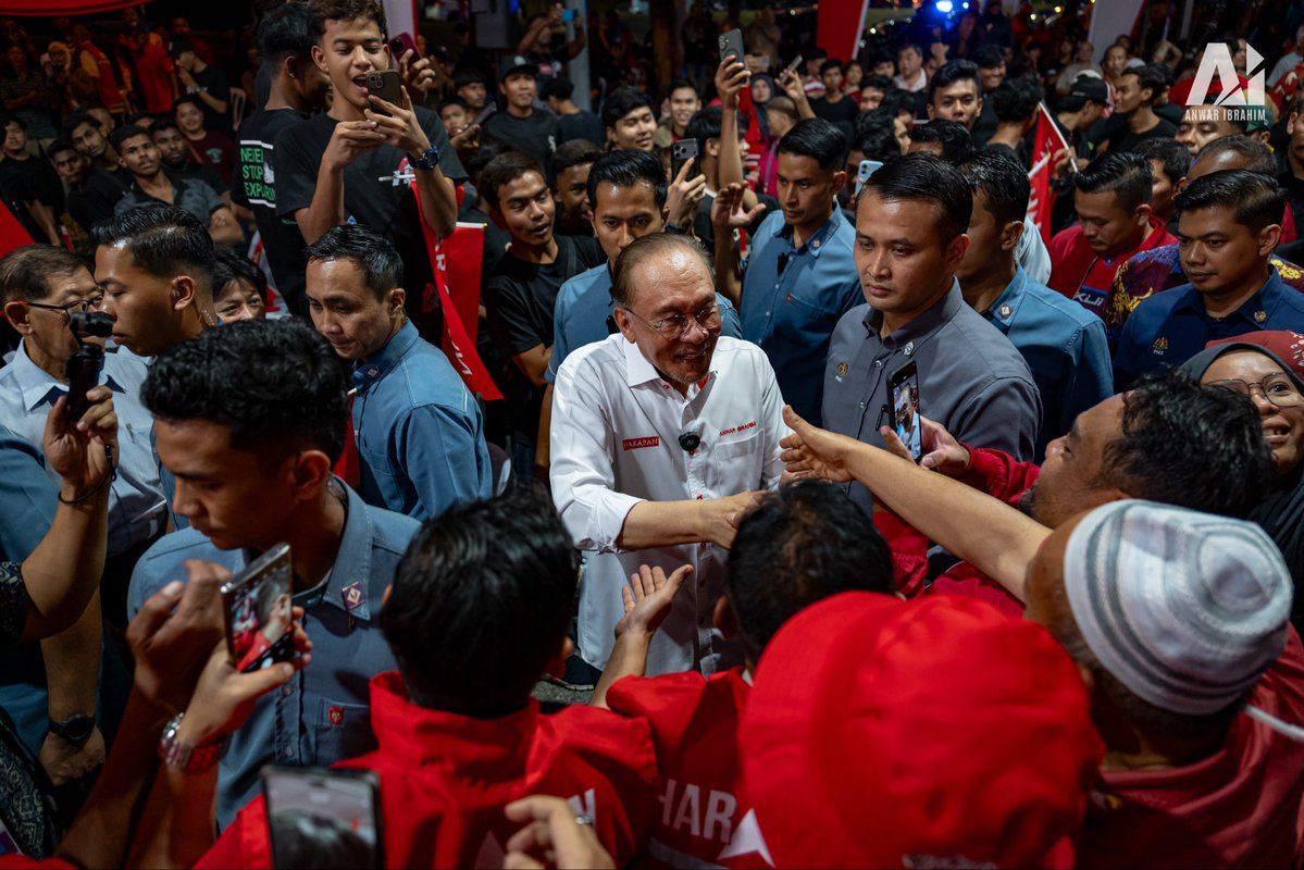 anwaribrahim's tweet photo. Di Sikamat, saya tegaskan komitmen HARAPAN untuk terus membela kebajikan seluruh rakyat tanpa mengira kaum, sama ada Melayu, Cina, India, Orang Asli mahupun kaum-kaum lain. 

Kita kekal teguh mempertahankan hak orang Melayu dan Bumiputera serta menegakkan syiar Islam, sebagaimana yang telah dibuktikan di Negeri Sembilan di bawah pentadbiran saudara Aminuddin Harun. Namun, ini tidak dilakukan dengan menafikan hak kaum lain.

Membela orang Melayu bukan hanya dengan melaungkan “Hidup Melayu”, kemudian menghina dan mempertikai kesetiaan orang Cina dan India terhadap tanah air ini. Keadilan mesti ditegakkan untuk semua. Setiap rakyat yang setia dan berbakti mempunyai tempat dalam negara ini.

Saya merayu agar rakyat terus memberikan mandat kepada HARAPAN di Negeri Sembilan. Kita telah membuktikan keupayaan membangunkan negeri ini, mencatat pelaburan tertinggi dalam sejarah, mengurus pentadbiran dengan bersih dan amanah, serta memelihara keharmonian dan perpaduan seluruh rakyat.

Insya-Allah dengan mandat yang kukuh, kita akan meneruskan kecemerlangan ini dan mengangkat Negeri Sembilan ke tahap yang lebih tinggi demi kesejahteraan seluruh rakyat.

🔺🚩

#KekalHARAPAN 
#UndiHARAPAN