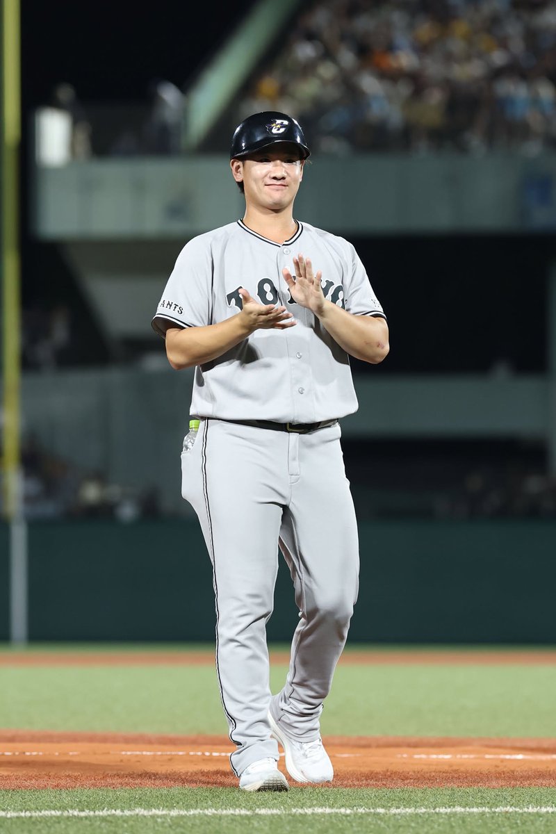 TokyoGiants's tweet photo. マイナビオールスターゲーム2026🌟
富山市民球場🏟
全セ 8-7 全パ

昨日登板した #田中瑛斗、#井上温大 両投手は、ベンチやランナーコーチからチームにエールを送りました👍
https://t.co/CkCYha6PPb https://t.co/PuVzmUnVHX