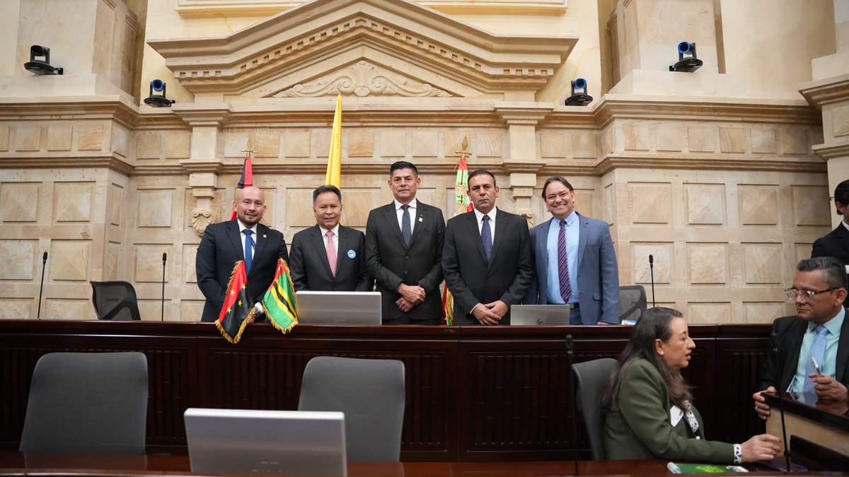 GoberNorte's tweet photo. En el Encuentro Regional de Socialización del Plan Estratégico Regional (PER) de @RapSantanderes, los gobernadores @williamndes_ y @GralJuvenalDiaz lideran una agenda conjunta en el Congreso de la República para impulsar proyectos estratégicos del Gran Santander. https://t.co/bt9CW9FIcl