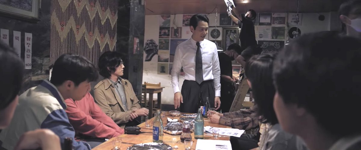 jaelee_R's tweet photo. 유정이와 친구들이 싸움났던 이 식당 벽에 붙여진 포스터랑 엘피들도 뭔지 너무 궁금함 https://t.co/QP5Vsm0lFM